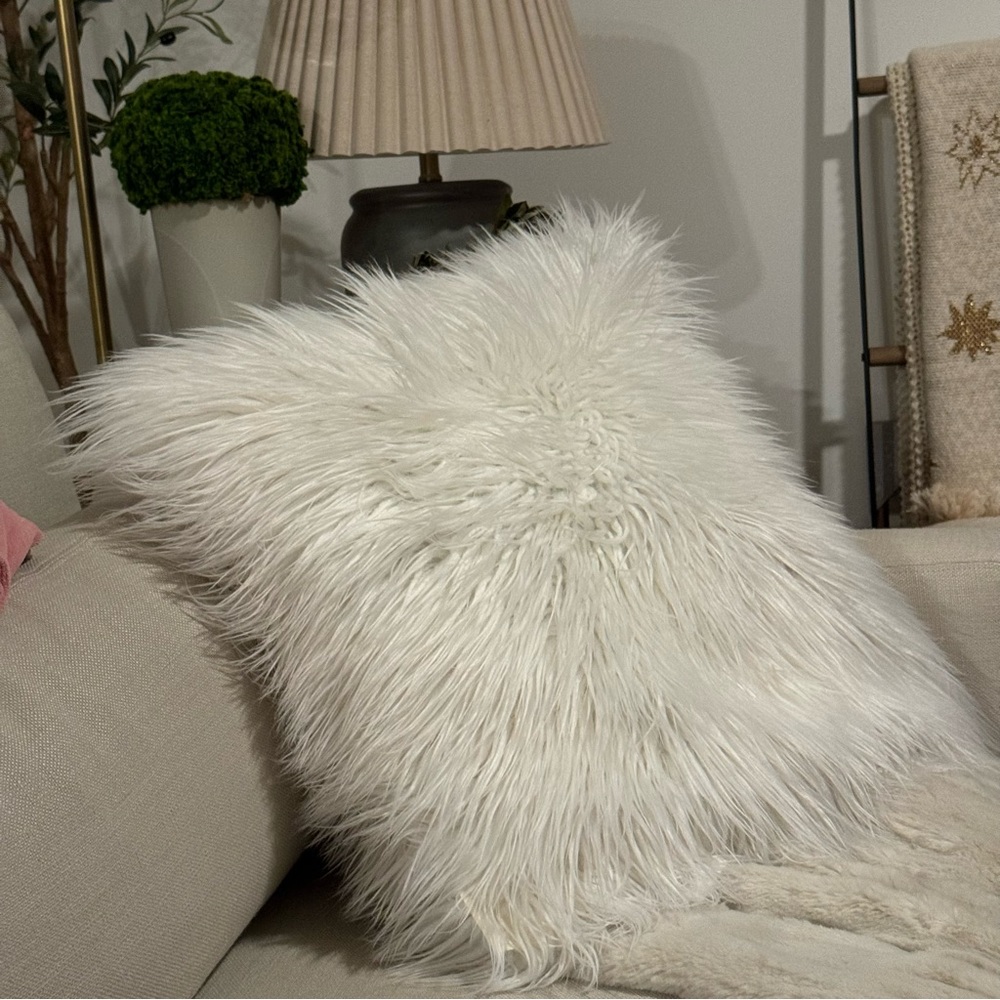 Cynthia Rowley Large Faux Mongolian Fur Shag Throw Pillow Sham 22” x22”